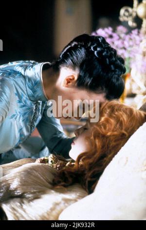 Winona Ryder & Sadie Frost Film: Dracula; Bram Stoker'S Dracula (USA 1992) Charaktere: Mina Murray, Lucy Westenra / Literaturverfilmung (nach dem Buch von Bram Stoker) Regie: Francis Ford Coppola 13 November 1992 **WARNUNG** Dieses Foto ist nur für redaktionelle Verwendung bestimmt und unterliegt dem Copyright von COLUMBIA und/oder dem von der Film- oder Produktionsfirma beauftragten Fotografen.Es kann nur von Publikationen im Zusammenhang mit der Bewerbung des oben genannten Films reproduziert werden. Eine obligatorische Gutschrift an COLUMBIA ist erforderlich. Der Fotograf sollte auch bei Bekanntwerden des Fotos gutgeschrieben werden. Eine kommerzielle Nutzung kann nicht gewährt werden Stockfoto