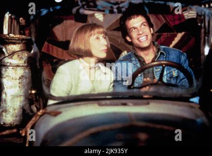 Lily Tomlin & Diedrich Bader Film: The Beverly Hillbillies (USA 1993) Charaktere: Miss Jane Hathaway, Jethro Bodine Regie: Penelope Spheeris 15 October 1993 **WARNUNG** Dieses Foto ist nur für den redaktionellen Gebrauch bestimmt und unterliegt dem Copyright von 20. CENTURY FOX und/oder des Fotografen, der von der Film- oder Produktionsfirma beauftragt wurde und darf nur durch Publikationen im Zusammenhang mit der Bewerbung des oben genannten Films reproduziert werden. Eine obligatorische Gutschrift an 20. CENTURY FOX ist erforderlich. Der Fotograf sollte auch bei Bekanntwerden des Fotos gutgeschrieben werden. Ohne schriftliche Genehmigung des Films C kann keine kommerzielle Nutzung gewährt werden Stockfoto