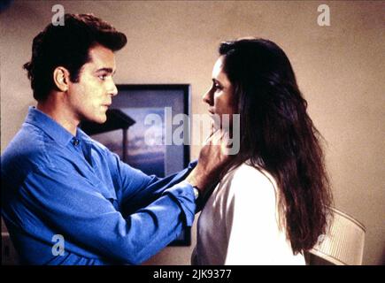 Ray Liotta & Madeleine Stowe Film Unlawful Entry (USA/JP 1992) Charaktere: Officer Pete Davis, Karen Carr Regie: Jonathan Kaplan 26. Juni 1992 **WARNUNG** dieses Foto ist nur für redaktionelle Zwecke bestimmt und unterliegt dem Copyright von 20TH CENTURY FOX und/oder dem von der Film oder Production Company beauftragten Fotografen und kann nur durch Veröffentlichungen in Verbindung mit der Werbung für den obigen Film reproduziert werden. Eine obligatorische Gutschrift für 20TH CENTURY FOX ist erforderlich. Der Fotograf sollte ebenfalls angerechnet werden, wenn er bekannt ist. Ohne schriftliche Genehmigung der Film Company kann keine kommerzielle Nutzung gewährt werden. Stockfoto