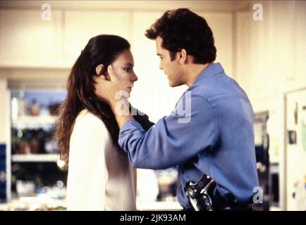 Madeleine Stowe & Ray Liotta Film Unlawful Entry (USA/JP 1992) Charaktere: Karen Carr, Officer Pete Davis Regie: Jonathan Kaplan 26. Juni 1992 **WARNUNG** dieses Foto ist nur für redaktionelle Zwecke bestimmt und unterliegt dem Copyright von 20TH CENTURY FOX und/oder dem Fotografen, der von der Film- oder Produktionsgesellschaft beauftragt wurde. Es kann nur durch Veröffentlichungen in Verbindung mit der Werbung für den oben genannten Film reproduziert werden. Eine obligatorische Gutschrift für 20TH CENTURY FOX ist erforderlich. Der Fotograf sollte ebenfalls angerechnet werden, wenn er bekannt ist. Ohne schriftliche Genehmigung der Film Company kann keine kommerzielle Nutzung gewährt werden. Stockfoto