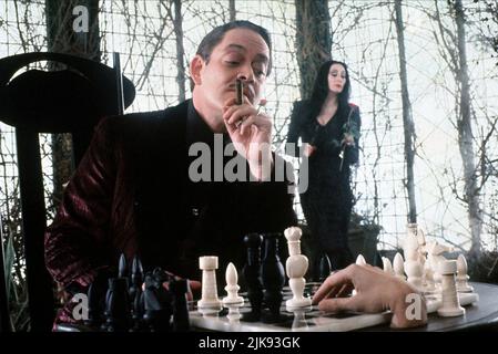 Raul Julia, Anjelica Huston & Thing Film: The Addams Family (1991) Charaktere: Gomez Addams, Morticia Addams Regie: Barry Sonnenfeld 22. November 1991 **WARNUNG** Dieses Foto ist nur für redaktionelle Zwecke bestimmt und unterliegt dem Copyright von PARAMOUNT und/oder des Fotografen, der von der Film- oder Produktionsfirma beauftragt wurde und darf nur von Publikationen im Zusammenhang mit der Bewerbung des oben genannten Films reproduziert werden. Eine obligatorische Gutschrift an PARAMOUNT ist erforderlich. Der Fotograf sollte auch bei Bekanntwerden des Fotos gutgeschrieben werden. Ohne schriftliche Genehmigung der Film Company kann keine kommerzielle Nutzung gewährt werden. Stockfoto