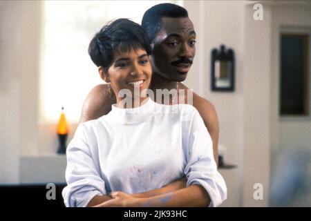 Halle Berry & Eddie Murphy Film: Boomerang (1992) Charaktere: Angela, Marcus Regie: Reginald Hudlin 01 July 1992 **WARNUNG** Dieses Foto ist nur für redaktionelle Zwecke bestimmt und unterliegt dem Copyright von PARAMOUNT und/oder des Fotografen, der von der Film- oder Produktionsfirma beauftragt wurde und darf nur von Publikationen im Zusammenhang mit der Bewerbung des oben genannten Films reproduziert werden. Eine obligatorische Gutschrift an PARAMOUNT ist erforderlich. Der Fotograf sollte auch bei Bekanntwerden des Fotos gutgeschrieben werden. Ohne schriftliche Genehmigung der Film Company kann keine kommerzielle Nutzung gewährt werden. Stockfoto