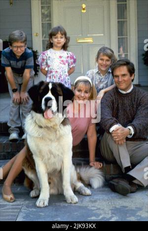 Sarah Rose Karr, Christopher Castile, Nicholle Tom, Bonnie Hunt & Charles Grodin Film: Beethoven (USA 1992) Charaktere: Emily Newton, Ted Newton, Ryce Newton, Alice Newton, George Newton Regie: Brian Levant 03 April 1992 **WARNUNG** Dieses Foto ist nur für redaktionelle Zwecke bestimmt und unterliegt dem Copyright von UNIVERSAL-BILDERN und/oder dem Fotografen, der von der Film- oder Produktionsfirma beauftragt wurde und darf nur von Publikationen im Zusammenhang mit der Bewerbung des oben genannten Films reproduziert werden. Eine obligatorische Gutschrift für UNIVERSELLE BILDER ist erforderlich. Der Fotograf sollte auch bei Bekanntwerden des Fotos gutgeschrieben werden. Keine Kommunikation Stockfoto