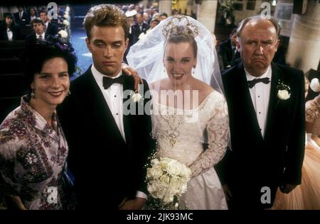 Rachel Griffiths, Daniel Lapaine, Toni Collette & Bill Hunter Film: Muriel'S Wedding (AUS/FR 1994) Charaktere: Rhonda Epinstalk, David Van Arckle, Muriel Heslop, Bill Heslop Regie: P.J. Hogan 15. September 1994 **WARNUNG** Dieses Foto ist nur für redaktionelle Zwecke bestimmt und unterliegt dem Copyright des FILMS VICTORIA und/oder des Fotografen, der von der Film- oder Produktionsfirma beauftragt wurde, und kann nur von Publikationen im Zusammenhang mit der Bewerbung des oben genannten Films reproduziert werden. Eine obligatorische Gutschrift ist erforderlich, um VICTORIA FILMEN zu können. Der Fotograf sollte auch bei Bekanntwerden des Fotos gutgeschrieben werden. Es kann keine kommerzielle Nutzung erfolgen Stockfoto