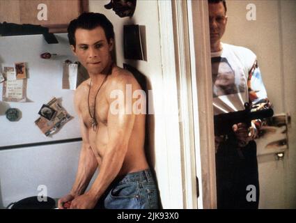 Christian Slater Film: Kuffs (1990) Charaktere: George Kuffs Regie: Bruce A. Evans 10 January 1992 **WARNUNG** Dieses Foto ist nur für redaktionelle Zwecke bestimmt und unterliegt dem Copyright von UNIVERSAL und/oder dem Fotografen, der von der Film- oder Produktionsfirma beauftragt wurde und darf nur von Publikationen im Zusammenhang mit der Bewerbung des oben genannten Films reproduziert werden. Eine obligatorische Gutschrift an UNIVERSAL ist erforderlich. Der Fotograf sollte auch bei Bekanntwerden des Fotos gutgeschrieben werden. Ohne schriftliche Genehmigung der Film Company kann keine kommerzielle Nutzung gewährt werden. Stockfoto