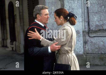 Albert Finney & Greta Scacchi Film: The Browning Version (UK 1994) Charaktere: Andrew Crocker-Harris, Laura Crocker-Harris / nach dem Spiel von Terence Rattigan Regie: Mike Figgis 08 June 1994 **WARNUNG** Dieses Foto ist nur für den redaktionellen Gebrauch bestimmt und unterliegt dem Copyright von PERCY MAIN und/oder des Fotografen, der von der Film- oder Produktionsfirma beauftragt wurde, und kann nur von Publikationen im Zusammenhang mit der Bewerbung des oben genannten Films reproduziert werden. Eine obligatorische Gutschrift an PERCY MAIN ist erforderlich. Der Fotograf sollte auch bei Bekanntwerden des Fotos gutgeschrieben werden. Ohne schriftliche Genehmigung kann keine kommerzielle Nutzung gewährt werden Stockfoto