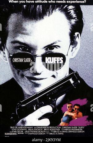 Christian Slater Film: Kuffs (1992) Charaktere: George Kuffs Regie: Bruce A. Evans 10 January 1992 **WARNUNG** Dieses Foto ist nur für redaktionelle Zwecke bestimmt und unterliegt dem Copyright von UNIVERSAL und/oder dem Fotografen, der von der Film- oder Produktionsfirma beauftragt wurde und darf nur von Publikationen im Zusammenhang mit der Bewerbung des oben genannten Films reproduziert werden. Eine obligatorische Gutschrift an UNIVERSAL ist erforderlich. Der Fotograf sollte auch bei Bekanntwerden des Fotos gutgeschrieben werden. Ohne schriftliche Genehmigung der Film Company kann keine kommerzielle Nutzung gewährt werden. Stockfoto