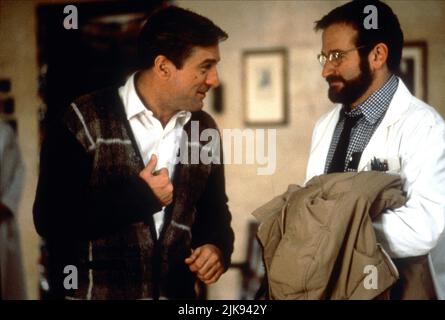 Robert de Niro & Robin Williams Film Awakenings (USA 1990) Charaktere: Leonard Lowe, Dr. Malcolm Sayer Regie: Penny Marshall 12. Dezember 1990 **WARNUNG** dieses Foto ist nur für redaktionelle Zwecke bestimmt und unterliegt dem Copyright von COLUMBIA PICTURES und/oder dem Fotografen, der von der Film or Production Company zugewiesen wurde. Es kann nur durch Veröffentlichungen in Verbindung mit der Werbung für den oben genannten Film reproduziert werden. Eine obligatorische Gutschrift für COLUMBIA PICTURES ist erforderlich. Der Fotograf sollte ebenfalls angerechnet werden, wenn er bekannt ist. Ohne schriftliche Genehmigung der Film Company kann keine kommerzielle Nutzung gewährt werden. Stockfoto