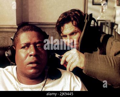 Forest Whitaker & Jeff Bridges Film: Blown Away (1994) Charaktere: Anthony Franklin & James 'Jimmy' Dove / Liam McGivney Regie: Stephen Hopkins 01 July 1994 **WARNUNG** Dieses Foto ist nur für redaktionelle Zwecke bestimmt und unterliegt dem Copyright von MGM und/oder dem von der Film- oder Produktionsfirma beauftragten Fotografen und kann nur durch Publikationen im Zusammenhang mit der Bewerbung des oben genannten Films reproduziert werden. Eine obligatorische Gutschrift an MGM ist erforderlich. Der Fotograf sollte auch bei Bekanntwerden des Fotos gutgeschrieben werden. Ohne schriftliche Genehmigung der Film Company kann keine kommerzielle Nutzung gewährt werden. Stockfoto