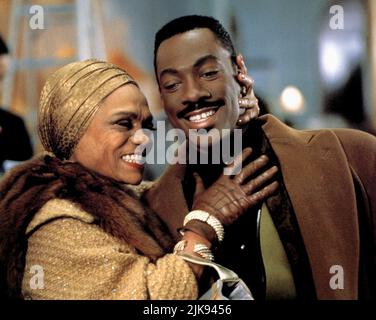 Eartha Kitt & Eddie Murphy Film: Boomerang (1992) Charaktere: Lady Eloise & Marcus Regie: Reginald Hudlin 01 July 1992 **WARNUNG** Dieses Foto ist nur für redaktionelle Zwecke bestimmt und unterliegt dem Copyright von PARAMOUNT und/oder des Fotografen, der von der Film- oder Produktionsfirma beauftragt wurde und darf nur von Publikationen im Zusammenhang mit der Bewerbung des oben genannten Films reproduziert werden. Eine obligatorische Gutschrift an PARAMOUNT ist erforderlich. Der Fotograf sollte auch bei Bekanntwerden des Fotos gutgeschrieben werden. Ohne schriftliche Genehmigung der Film Company kann keine kommerzielle Nutzung gewährt werden. Stockfoto