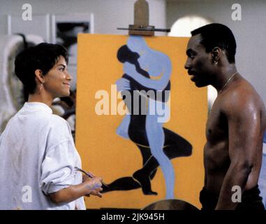 Halle Berry & Eddie Murphy Film: Boomerang (1992) Charaktere: Angela & Marcus Regie: Reginald Hudlin 01 July 1992 **WARNUNG** Dieses Foto ist nur für redaktionelle Zwecke bestimmt und unterliegt dem Copyright von PARAMOUNT und/oder des Fotografen, der von der Film- oder Produktionsfirma beauftragt wurde und darf nur von Publikationen im Zusammenhang mit der Bewerbung des oben genannten Films reproduziert werden. Eine obligatorische Gutschrift an PARAMOUNT ist erforderlich. Der Fotograf sollte auch bei Bekanntwerden des Fotos gutgeschrieben werden. Ohne schriftliche Genehmigung der Film Company kann keine kommerzielle Nutzung gewährt werden. Stockfoto