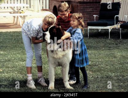 Nicholle Tom, Christopher Castile & Sarah Rose Karr Film: Beethoven (USA 1992) Charaktere: Ryce Newton,Ted Newton,Emily Newton & Regie: Brian Levant 03 April 1992 **WARNUNG** Dieses Foto ist nur für redaktionelle Zwecke bestimmt und unterliegt dem Copyright von UNIVERSAL-BILDERN und/oder dem Fotografen, der von der Film- oder Produktionsfirma beauftragt wurde und darf nur von Publikationen im Zusammenhang mit der Bewerbung des oben genannten Films reproduziert werden. Eine obligatorische Gutschrift für UNIVERSELLE BILDER ist erforderlich. Der Fotograf sollte auch bei Bekanntwerden des Fotos gutgeschrieben werden. Eine kommerzielle Nutzung kann ohne schriftliche Genehmigung von nicht gewährt werden Stockfoto