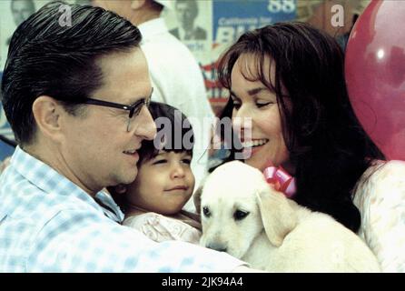 Michael Douglas, Joey Hope Singer & Barbara Hershey Film: Falling Down (USA/UK/FR 1993) Charaktere: William 'D-Fens' Foster,Adele Foster-Travino & Elizabeth 'Beth' Travino Regie: Joel Schumacher 26 February 1993 **WARNUNG** Dieses Foto ist nur für redaktionelle Zwecke bestimmt und unterliegt dem Copyright von WARNER BROS. Und/oder des Fotografen, der von der Film- oder Produktionsfirma beauftragt wurde und nur durch Publikationen im Zusammenhang mit der Bewerbung des oben genannten Films reproduziert werden kann. Eine obligatorische Gutschrift an WARNER BROS. Ist erforderlich. Der Fotograf sollte auch bei Bekanntwerden des Fotos gutgeschrieben werden. Keine kommerzielle Nutzung kann g sein Stockfoto