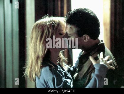 Rosanna Arquette & Jean-Claude Van Damme Film: Nowhere to Run (USA 1993) Charaktere: Clydie Anderson & Sam Gillen Regie: Robert Harmon 14 January 1993 **WARNUNG** Dieses Foto ist nur für redaktionelle Zwecke bestimmt und unterliegt dem Copyright von COLUMBIA und/oder des Fotografen, der von der Film- oder Produktionsfirma beauftragt wurde, und kann nur von Publikationen im Zusammenhang mit der Bewerbung des oben genannten Films reproduziert werden. Eine obligatorische Gutschrift an COLUMBIA ist erforderlich. Der Fotograf sollte auch bei Bekanntwerden des Fotos gutgeschrieben werden. Ohne schriftliche Genehmigung der Film Company kann keine kommerzielle Nutzung gewährt werden. Stockfoto