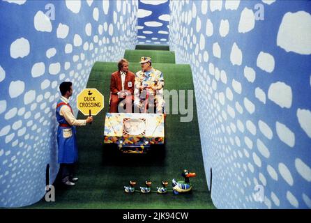 Robin Williams & Michael Gambon Film Toys (1992) Charaktere: Leslie Zevo & Lt. General Leland Zevo Regie: Barry Levinson 18. Dezember 1992 **WARNUNG** dieses Foto ist nur für redaktionelle Zwecke bestimmt und unterliegt dem Copyright von 20 CENTURY FOX und/oder dem Fotografen, der von der Film or Production Company zugewiesen wurde, und kann nur durch Veröffentlichungen in Verbindung mit der Werbung für den oben genannten Film reproduziert werden. Eine obligatorische Gutschrift für 20 CENTURY FOX ist erforderlich. Der Fotograf sollte ebenfalls angerechnet werden, wenn er bekannt ist. Ohne schriftliche Genehmigung der Film Company kann keine kommerzielle Nutzung gewährt werden. Stockfoto