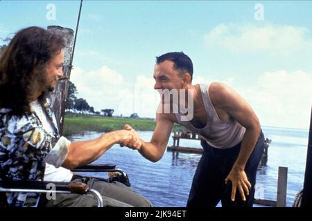 Gary Sinise & Tom Hanks Film: Forrest Gump (USA 1994) Charaktere: LT. Dan Taylor & Forrest Gump Regie: Robert Zemeckis 23 June 1994 **WARNUNG** Dieses Foto ist nur für redaktionelle Zwecke bestimmt und unterliegt dem Copyright von PARAMOUNT und/oder des Fotografen, der von der Film- oder Produktionsfirma beauftragt wurde und darf nur von Publikationen im Zusammenhang mit der Bewerbung des oben genannten Films reproduziert werden. Eine obligatorische Gutschrift an PARAMOUNT ist erforderlich. Der Fotograf sollte auch bei Bekanntwerden des Fotos gutgeschrieben werden. Ohne schriftliche Genehmigung der Film Company kann keine kommerzielle Nutzung gewährt werden. Stockfoto