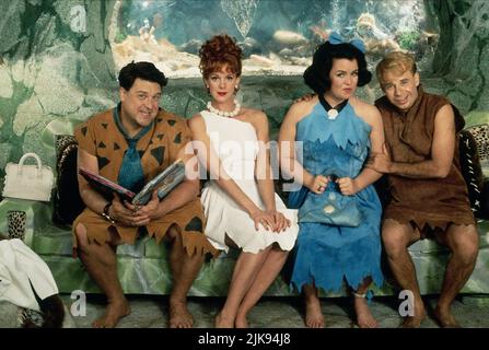 John Goodman, Elizabeth Perkins, Rosie O'Donnell & Rick Moranis Film: The Flintstones (USA 1994) Charaktere: Fred Flintstone,Wilma Flintstone,Betty Rubble & Barney Rubble Regie: Brian Levant 23 May 1994 **WARNUNG** Dieses Foto ist nur für redaktionelle Zwecke bestimmt und unterliegt dem Copyright von HANNA-BARBERAUNIVERSAL und/oder dem von der Film- oder Produktionsfirma beauftragten Fotografen und kann nur durch Publikationen im Zusammenhang mit der Bewerbung des oben genannten Films reproduziert werden. Eine obligatorische Gutschrift an HANNA-BARBERAUNIVERSAL ist erforderlich. Der Fotograf sollte auch bei Bekanntwerden des Fotos gutgeschrieben werden. Keine Werbung Stockfoto