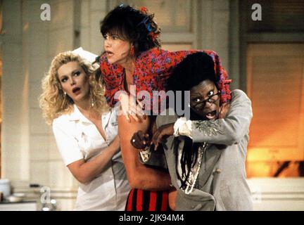 Cathy Moriarty, Sally Field & Whoopi Goldberg Film: Seifenhafte (USA 1991) Charaktere: Montana Mooreboad,Celeste Talbert & Rose Schwartz Regie: Michael Hoffman 31 May 1991 **WARNUNG** Dieses Foto ist nur für redaktionelle Zwecke bestimmt und unterliegt dem Copyright von PARAMOUNT PICTURES und/oder des Fotografen, der von der Film- oder Produktionsfirma beauftragt wurde und darf nur von Publikationen im Zusammenhang mit der Bewerbung des oben genannten Films reproduziert werden. Eine obligatorische Gutschrift für PARAMOUNT-BILDER ist erforderlich. Der Fotograf sollte auch bei Bekanntwerden des Fotos gutgeschrieben werden. Ohne schriftliche Genehmigung kann keine kommerzielle Nutzung gewährt werden Stockfoto