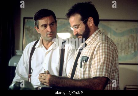 Robert de Niro & Robin Williams Film Awakenings (USA 1990) Charaktere: Leonard Lowe & Dr. Malcolm Sayer Regie: Penny Marshall 12. Dezember 1990 **WARNUNG** dieses Foto ist nur für redaktionelle Zwecke bestimmt und unterliegt dem Copyright von COLUMBIA PICTURES und/oder dem von der Film or Production Company beauftragten Fotografen und kann nur durch Veröffentlichungen in Verbindung mit der Werbung für den oben genannten Film reproduziert werden. Eine obligatorische Gutschrift für COLUMBIA PICTURES ist erforderlich. Der Fotograf sollte ebenfalls angerechnet werden, wenn er bekannt ist. Ohne schriftliche Genehmigung der Film Company kann keine kommerzielle Nutzung gewährt werden. Stockfoto