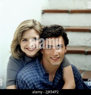 Courtney Thorne-Smith & Andrew Shue Television: Melrose Place (TV-Serie) Charaktere: Allison Parker & Billy Campbell USA 1992–1999, 08. Juli 1992 **WARNUNG** Dieses Foto ist nur für redaktionelle Zwecke bestimmt und unterliegt dem Copyright von FOX TELEVISION und/oder des Fotografen, der von der Film- oder Produktionsfirma beauftragt wurde und darf nur von Publikationen im Zusammenhang mit der Bewerbung des oben genannten Films reproduziert werden. Eine obligatorische Gutschrift an FOX TELEVISION ist erforderlich. Der Fotograf sollte auch bei Bekanntwerden des Fotos gutgeschrieben werden. Ohne schriftliche Genehmigung der Film Company kann keine kommerzielle Nutzung gewährt werden. Stockfoto