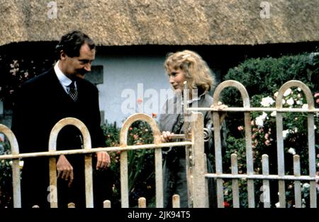 Jim Broadbent & Mia Farrow Film: Widows' Peak (UK/IRL 1994) Charaktere: Con Clancy, Kilshannon Dentist & Miss Katherine O'Hare / Clancy Regie: John Irvin 15. April 1994 **WARNUNG** Dieses Foto ist nur für redaktionelle Verwendung bestimmt und unterliegt dem Copyright der VON der Film- oder Produktionsfirma beauftragten ORGANISATION und/oder des Fotografen.Es kann nur von Publikationen im Zusammenhang mit der Bewerbung des oben genannten Films reproduziert werden. Eine obligatorische Gutschrift an DIE RANGORGANISATION ist erforderlich. Der Fotograf sollte auch bei Bekanntwerden des Fotos gutgeschrieben werden. Ohne schriftliche Genehmigung kann keine kommerzielle Nutzung gewährt werden Stockfoto