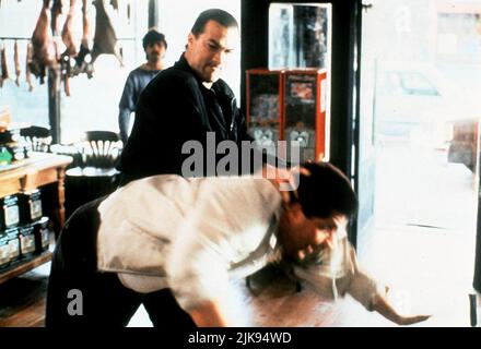 Steven Seagal Film: Out for Justice (USA 1991) Charaktere: Det. Gino Felino Regie: John Flynn 12. April 1991 **WARNUNG** Dieses Foto ist nur für redaktionelle Verwendung bestimmt und unterliegt dem Copyright von WARNER BROS. Und/oder des Fotografen, der von der Film- oder Produktionsfirma beauftragt wurde und darf nur durch Publikationen im Zusammenhang mit der Bewerbung des oben genannten Films reproduziert werden. Eine obligatorische Gutschrift an WARNER BROS. Ist erforderlich. Der Fotograf sollte auch bei Bekanntwerden des Fotos gutgeschrieben werden. Ohne schriftliche Genehmigung der Film Company kann keine kommerzielle Nutzung gewährt werden. Stockfoto