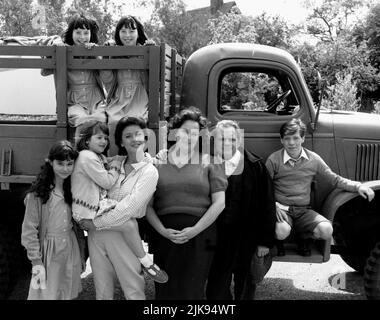 David Jason, Pam Ferris & Catherine Zeta Jones Television: The Darling Buds Of May (1992) Charaktere: Pop Larkin, Ma Larkin & Regie: Rodney Bennett, Gareth Davies 19. August 1992 **WARNUNG** Dieses Foto ist nur für redaktionelle Verwendung bestimmt und unterliegt dem Copyright des YORKSHIRE-FERNSEHENS und/oder des Fotografen, der von der Film- oder Produktionsfirma beauftragt wurde, und kann nur durch Publikationen im Zusammenhang mit der Bewerbung des oben genannten Films reproduziert werden. Eine obligatorische Gutschrift für YORKSHIRE TELEVISION ist erforderlich. Der Fotograf sollte auch bei Bekanntwerden des Fotos gutgeschrieben werden. Ohne Schreibzugriff kann keine kommerzielle Nutzung gewährt werden Stockfoto