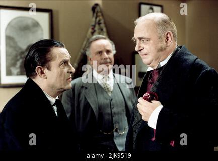 Jeremy Brett, Edward Hardwicke & Roy Hudd Television: The Memoirs of Sherlock Holmes (TV-Miniserie) Charaktere: Sherlock Holmes,Doctor Watson & UK 1994, Regie: Peter Hammond & Sarah Hellings 14 March 1994 **WARNUNG** Dieses Foto ist nur für den redaktionellen Gebrauch bestimmt und unterliegt dem Copyright des FERNSEHENS VON GRANADA und/oder des Fotografen, der von der Film- oder Produktionsfirma beauftragt wurde und kann nur durch Publikationen im Zusammenhang mit der Bewerbung des oben genannten Films reproduziert werden. Eine obligatorische Gutschrift für DAS FERNSEHEN IN GRANADA ist erforderlich. Der Fotograf sollte auch bei Bekanntwerden des Fotos gutgeschrieben werden. Keine kommerzielle Nutzung möglich Stockfoto