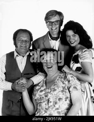 David Jason, Pam Ferris, Catherine Zeta Jones & Philip Franks Television: The Darling Buds Of May (1992) Charaktere: Pop Larkin, Ma Larkin, & Charley Regie: Rodney Bennett, Gareth Davies 19. August 1992 **WARNUNG** Dieses Foto ist nur für redaktionelle Verwendung bestimmt und unterliegt dem Copyright des YORKSHIRE-FERNSEHENS und/oder des Fotografen, der von der Film- oder Produktionsfirma beauftragt wurde, und kann nur durch Publikationen im Zusammenhang mit der Bewerbung des oben genannten Films reproduziert werden. Eine obligatorische Gutschrift für YORKSHIRE TELEVISION ist erforderlich. Der Fotograf sollte auch bei Bekanntwerden des Fotos gutgeschrieben werden. Keine kommerzielle Nutzung möglich Stockfoto