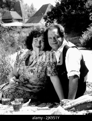 David Jason & Pam Ferris Television: The Darling Buds Of May (1992) Charaktere: Pop Larkin & Ma Larkin Regie: Rodney Bennett, Gareth Davies 19. August 1992 **WARNUNG** Dieses Foto ist nur für redaktionelle Verwendung bestimmt und unterliegt dem Copyright des YORKSHIRE-FERNSEHENS und/oder des Fotografen, der von der Film- oder Produktionsfirma beauftragt wurde, und kann nur durch Publikationen im Zusammenhang mit der Bewerbung des oben genannten Films reproduziert werden. Eine obligatorische Gutschrift für YORKSHIRE TELEVISION ist erforderlich. Der Fotograf sollte auch bei Bekanntwerden des Fotos gutgeschrieben werden. Eine kommerzielle Nutzung kann ohne schriftliche Genehmigung des nicht gewährt werden Stockfoto