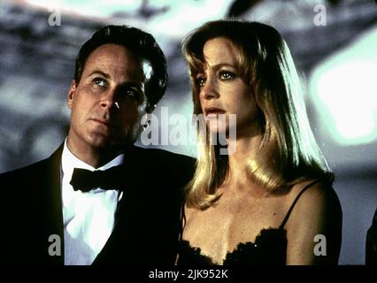 John Heard & Goldie Hawn Film: Deceived (USA 1991) Charaktere: Jack Saunders & Adrienne Saunders Regie: Damian Harris 27. September 1991 **WARNUNG** Dieses Foto ist nur für redaktionelle Verwendung bestimmt und unterliegt dem Copyright von TOUCHSTONE-BILDERN und/oder dem von der Film- oder Produktionsfirma beauftragten Fotografen.Es kann nur von Publikationen im Zusammenhang mit der Bewerbung des oben genannten Films reproduziert werden. Eine obligatorische Gutschrift für DIE TOUCHSTONE-BILDER ist erforderlich. Der Fotograf sollte auch bei Bekanntwerden des Fotos gutgeschrieben werden. Ohne schriftliche Genehmigung der Film Company kann keine kommerzielle Nutzung gewährt werden. Stockfoto