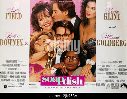 Sally Field, Kevin Kline, Elisabeth Shue, Robert Downey Jr, Cathy Moriarty & Whoopi Goldberg Film: Soapdish (USA 1991) Charaktere: Celeste Talbert, Jeffrey Anderson, Lori Craven,,Montana Mooreboad & Rose Schwartz Regie: Michael Hoffman 31 May 1991 **WARNUNG** Dieses Foto ist nur für redaktionelle Zwecke bestimmt und unterliegt dem Copyright von PARAMOUNT PICTURES und/oder des Fotografen, der von der Film- oder Produktionsfirma beauftragt wurde und darf nur von Publikationen im Zusammenhang mit der Bewerbung des oben genannten Films reproduziert werden. Eine obligatorische Gutschrift für PARAMOUNT-BILDER ist erforderlich. Der Fotograf sollte auch CR sein Stockfoto