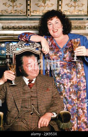 David Jason & Pam Ferris Television: The Darling Buds Of May (1992) Charaktere: Pop Larkin & Ma Larkin Regie: Rodney Bennett, Gareth Davies 19. August 1992 **WARNUNG** Dieses Foto ist nur für redaktionelle Verwendung bestimmt und unterliegt dem Copyright des YORKSHIRE-FERNSEHENS und/oder des Fotografen, der von der Film- oder Produktionsfirma beauftragt wurde, und kann nur durch Publikationen im Zusammenhang mit der Bewerbung des oben genannten Films reproduziert werden. Eine obligatorische Gutschrift für YORKSHIRE TELEVISION ist erforderlich. Der Fotograf sollte auch bei Bekanntwerden des Fotos gutgeschrieben werden. Eine kommerzielle Nutzung kann ohne schriftliche Genehmigung des nicht gewährt werden Stockfoto