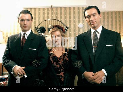 Gary Kemp, Billie Whitelaw & Martin Kemp Film: The Krays (UK 1980) Charaktere: Ronald Kray,Violet Kray & Reggie Kray Regie: Peter Medak 27. April 1990 **WARNUNG** Dieses Foto ist nur für redaktionelle Zwecke bestimmt und unterliegt dem Copyright der RANK FILMVERLEIHER und/oder des Fotografen, der von der Film- oder Produktionsfirma beauftragt wurde und darf nur von Publikationen im Zusammenhang mit der Bewerbung des oben genannten Films reproduziert werden. Eine obligatorische Gutschrift für DIE EINSTUFUNG VON FILMVERLEIHERN ist erforderlich. Der Fotograf sollte auch bei Bekanntwerden des Fotos gutgeschrieben werden. Eine kommerzielle Nutzung kann ohne schriftliche Genehmigung des nicht gewährt werden Stockfoto