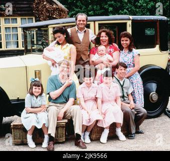 Stephanie Ralph, Phillip Franks, Christina Giles, Katherine Giles, Ian Tucker, Catherine Zeta Jones, David Jason & Pam Ferris,Abigail Rokison Television: The Darling Buds Of May (1992) Charaktere: Victoria,,Petunia,Zinnia,Montgomery,,Pop Larkin & Ma Larkin,Primrose Regie: Rodney Bennett, Gareth Davies 19. August 1992 **WARNUNG** Dieses Foto ist nur für redaktionelle Verwendung bestimmt und unterliegt dem Copyright des YORKSHIRE-FERNSEHENS und/oder des Fotografen, der von der Film- oder Produktionsfirma beauftragt wurde, und kann nur durch Publikationen im Zusammenhang mit der Bewerbung des oben genannten Films reproduziert werden. Eine obligatorische Cr Stockfoto