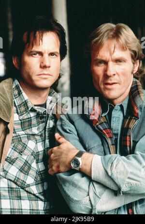 Bill Paxton & William Sadler Film: Trespass (1992) Charaktere: Vince & Don Regie: Walter Hill 25 December 1992 **WARNUNG** Dieses Foto ist nur für redaktionelle Verwendung bestimmt und unterliegt dem Copyright von UNIVERSAL und/oder dem Fotografen, der von der Film- oder Produktionsfirma beauftragt wurde und darf nur durch Publikationen im Zusammenhang mit der Bewerbung des oben genannten Films reproduziert werden. Eine obligatorische Gutschrift an UNIVERSAL ist erforderlich. Der Fotograf sollte auch bei Bekanntwerden des Fotos gutgeschrieben werden. Ohne schriftliche Genehmigung der Film Company kann keine kommerzielle Nutzung gewährt werden. Stockfoto