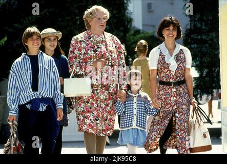 Matthew Lawrence, Lisa Jakub, Robin Williams, Mara Wilson & Sally Field Film: Mrs. Doubtfire (USA 1993) Charaktere: Christopher 'Chris' Hillard,,Daniel Hillard,Natalie 'Nattie' Hillard & Miranda Hillard Regie: Chris Columbus 24 November 1993 **WARNUNG** Dieses Foto ist nur für den redaktionellen Gebrauch bestimmt und unterliegt dem Copyright von 20. CENTURY FOX und/oder des Fotografen, der von der Film- oder Produktionsfirma beauftragt wurde und kann nur durch Publikationen im Zusammenhang mit der Bewerbung des oben genannten Films reproduziert werden. Eine obligatorische Gutschrift an 20. CENTURY FOX ist erforderlich. Der Fotograf sollte auch w gutgeschrieben werden Stockfoto