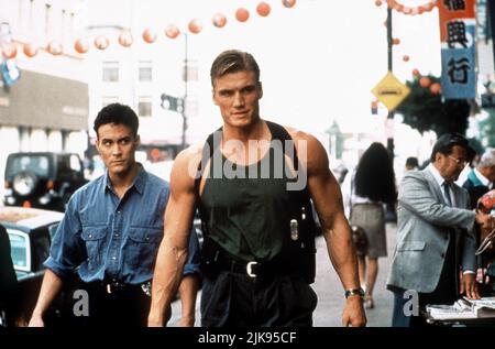 Brandon Lee & Dolph Lundgren Film Showdown in Little Tokyo (USA 1991) Charaktere: Johnny Murata & Sgt. Chris Kenner Regie: Mark L. Lester 23. August 1991 **WARNUNG** dieses Foto ist nur für redaktionelle Zwecke bestimmt und ist urheberrechtlich geschützt von WARNER BROS. Und/oder dem von der Film- oder Produktionsgesellschaft beauftragten Fotografen und dürfen nur durch Veröffentlichungen in Verbindung mit der Werbung für den oben genannten Film reproduziert werden. Eine obligatorische Gutschrift an WARNER BROS. Ist erforderlich. Der Fotograf sollte ebenfalls angerechnet werden, wenn er bekannt ist. Ohne schriftliche Genehmigung der Film Company kann keine kommerzielle Nutzung gewährt werden. Stockfoto