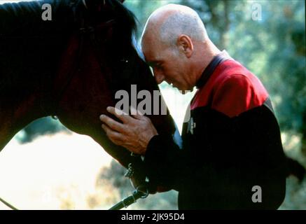 Patrick Stewart Television: Star Trek: Generations (USA 1994) Charaktere: Captain Jean-Luc Picard Regie: David Carson 17. November 1994 **WARNUNG** dieses Foto ist nur für redaktionelle Zwecke bestimmt und unterliegt dem Urheberrecht von PARAMOUNT und/oder dem Fotografen, der von der Film or Production Company zugewiesen wurde. Es kann nur durch Veröffentlichungen in Verbindung mit der Werbung für den oben genannten Film reproduziert werden. Es ist eine obligatorische Gutschrift bis ÜBERGEORDNETEN BETRAG erforderlich. Der Fotograf sollte ebenfalls angerechnet werden, wenn er bekannt ist. Ohne schriftliche Genehmigung der Film Company kann keine kommerzielle Nutzung gewährt werden. Stockfoto