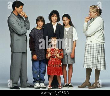 Pierce Brosnan, Matthew Lawrence, Mara Wilson, Sally Field, Lisa Jakub & Robin Williams Film: Mrs. Doubtfire (USA 1993) Charaktere: Stuart 'Stu' Dunmeyer,Christopher 'Chris' Hillard,Natalie 'Nattie' Hillard,Miranda Hillard, & Daniel Hillard Regie: Chris Columbus 24 November 1993 **WARNUNG** Dieses Foto ist nur für den redaktionellen Gebrauch bestimmt und unterliegt dem Copyright von 20. CENTURY FOX und/oder des Fotografen, der von der Film- oder Produktionsfirma beauftragt wurde und kann nur durch Publikationen im Zusammenhang mit der Bewerbung des oben genannten Films reproduziert werden. Eine obligatorische Gutschrift an 20. CENTURY FOX ist erforderlich. Der Stockfoto