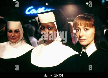 Kathy Najimy, Whoopi Goldberg & Wendy Makkena Film: Sister Act (USA 1992) Charaktere: Schwester Mary Patrick,Deloris Van Cartier & Schwester Mary Robert Regie: Emile Ardolino 29 May 1992 **WARNUNG** Dieses Foto ist nur für den redaktionellen Gebrauch bestimmt und unterliegt dem Copyright von TOUCHSTONE und/oder des Fotografen, der von der Film- oder Produktionsfirma beauftragt wurde, und kann nur von Publikationen im Zusammenhang mit der Bewerbung des oben genannten Films reproduziert werden. Ein obligatorischer Credit to TOUCHSTONE ist erforderlich. Der Fotograf sollte auch bei Bekanntwerden des Fotos gutgeschrieben werden. Ohne schriftliche Genehmigung kann keine kommerzielle Nutzung gewährt werden Stockfoto