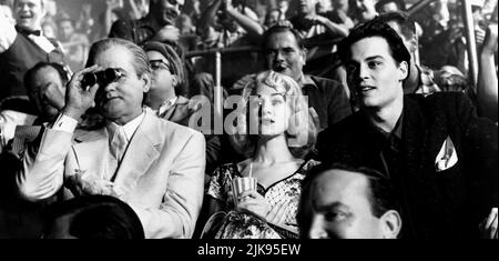 Bill Murray, Sarah Jessica Parker & Johnny Depp Film: Ed Wood (1994) Charaktere: Bunny Breckinridge,Dolores Fuller & Ed Wood Regie: Tim Burton 28. September 1994 **WARNUNG** Dieses Foto ist nur für redaktionelle Zwecke bestimmt und unterliegt dem Copyright von TOUCHSTONE und/oder des Fotografen, der von der Film- oder Produktionsfirma beauftragt wurde, und kann nur von Publikationen im Zusammenhang mit der Bewerbung des oben genannten Films reproduziert werden. Ein obligatorischer Credit to TOUCHSTONE ist erforderlich. Der Fotograf sollte auch bei Bekanntwerden des Fotos gutgeschrieben werden. Ohne schriftliche Genehmigung der Film Company kann keine kommerzielle Nutzung gewährt werden. Stockfoto