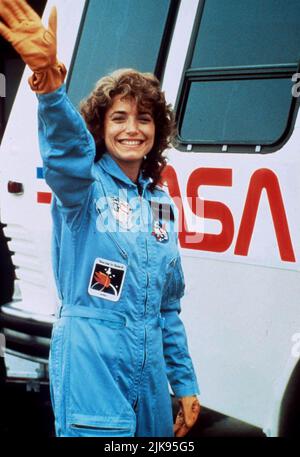 Karen Allen Film: Challenger (1990) Charaktere: Christa McAuliffe Regie: Glenn Jordan 25 February 1990 **WARNUNG** Dieses Foto ist nur für den redaktionellen Gebrauch bestimmt und unterliegt dem Copyright von KING PHOENIX und/oder dem von der Film- oder Produktionsfirma beauftragten Fotografen.Es kann nur von Publikationen im Zusammenhang mit der Bewerbung des oben genannten Films reproduziert werden. Eine obligatorische Gutschrift an KÖNIG PHOENIX ist erforderlich. Der Fotograf sollte auch bei Bekanntwerden des Fotos gutgeschrieben werden. Ohne schriftliche Genehmigung der Film Company kann keine kommerzielle Nutzung gewährt werden. Stockfoto