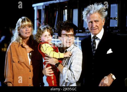 Marcia Strassman, Joshua Schalikar, Rick Moranis & Lloyd Bridges Film: Honey, I sprengte das Kind (USA 1992) Charaktere: Diane Szalinski, Adam Szalinski, Wayne Szalinski & Clifford Sterling Regie: Randal Kleiser 17 July 1992 **WARNUNG** Dieses Foto ist nur für den redaktionellen Gebrauch bestimmt und unterliegt dem Copyright von WALT DISNEY BILDERN und/oder dem Fotografen, der von der Film- oder Produktionsfirma beauftragt wurde und darf nur von Publikationen im Zusammenhang mit der Bewerbung des oben genannten Films reproduziert werden. Eine obligatorische Gutschrift für BILDER VON WALT DISNEY ist erforderlich. Der Fotograf sollte auch bei Bekanntwerden des Fotos gutgeschrieben werden. Nein Stockfoto