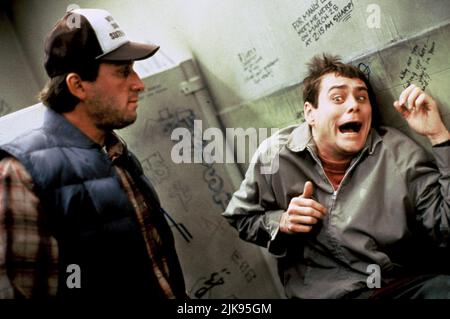 Cam Neely & Jim Carrey Film Dumb & Dumber; Dumb and Dumber (USA 1994) Charaktere: Sea Bass & Lloyd Regie: Peter Farrelly 06. Dezember 1994 **WARNUNG** dieses Foto ist nur für redaktionelle Zwecke bestimmt und unterliegt dem Urheberrecht von NEW LINE CINEMA und/oder dem Fotografen, der von der Film or Production Company zugewiesen wurde. Es kann nur durch Veröffentlichungen in Verbindung mit der Werbung für den oben genannten Film reproduziert werden. Eine obligatorische Gutschrift für NEW LINE CINEMA ist erforderlich. Der Fotograf sollte ebenfalls angerechnet werden, wenn er bekannt ist. Ohne schriftliche Genehmigung der Film Company kann keine kommerzielle Nutzung gewährt werden. Stockfoto