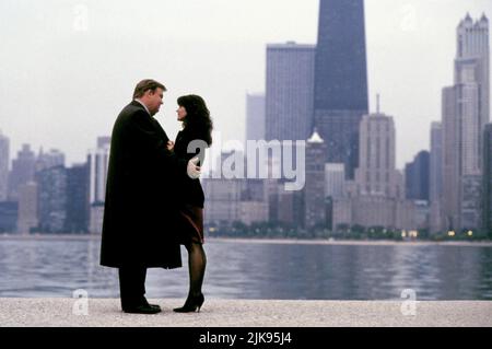 John Candy & Ally Sheedy Film Only The Lonely (USA 1991) Charaktere: Danny Muldoon & Theresa Luna Regie: Chris Columbus 24. Mai 1991 **WARNUNG** dieses Foto ist nur für redaktionelle Zwecke bestimmt und unterliegt dem Copyright von 20TH CENTURY KOX und/oder dem Fotografen, der von der Film or Production Company zugewiesen wurde. Es kann nur durch Veröffentlichungen in Verbindung mit der Werbung für den oben genannten Film reproduziert werden. Eine obligatorische Gutschrift für KOX DES 20. JAHRHUNDERTS ist erforderlich. Der Fotograf sollte ebenfalls angerechnet werden, wenn er bekannt ist. Ohne schriftliche Genehmigung der Film Company kann keine kommerzielle Nutzung gewährt werden. Stockfoto