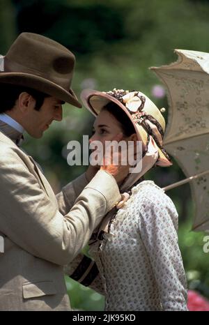 Daniel Day-Lewis & Winona Ryder Film The Age of Innocence (1993) Charaktere: Newland Archer & May Welland Regie: Martin Scorsese 31. August 1993 **WARNUNG** dieses Foto ist nur für redaktionelle Zwecke bestimmt und unterliegt dem Urheberrecht von COLUMBIA und/oder dem Fotografen, der von der Film or Production Company zugewiesen wurde. Eine obligatorische Gutschrift für COLUMBIA ist erforderlich. Der Fotograf sollte ebenfalls angerechnet werden, wenn er bekannt ist. Ohne schriftliche Genehmigung der Film Company kann keine kommerzielle Nutzung gewährt werden. Stockfoto