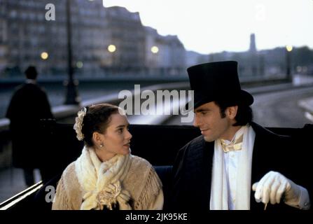Winona Ryder & Daniel Day-Lewis Film The Age of Innocence (1993) Charaktere: May Welland & Newland Archer Regie: Martin Scorsese 31. August 1993 **WARNUNG** dieses Foto ist nur für redaktionelle Zwecke bestimmt und unterliegt dem Copyright von COLUMBIA und/oder dem Fotografen, der von der Film or Production Company zugewiesen wurde. Eine obligatorische Gutschrift für COLUMBIA ist erforderlich. Der Fotograf sollte ebenfalls angerechnet werden, wenn er bekannt ist. Ohne schriftliche Genehmigung der Film Company kann keine kommerzielle Nutzung gewährt werden. Stockfoto