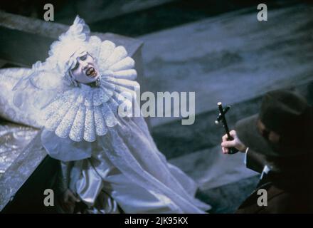 Sadie Frost Film: Dracula; Bram Stoker'S Dracula (USA 1992) Charaktere: Lucy Westenra / Literaturverfilmung (nach dem Buch von Bram Stoker) Regie: Francis Ford Coppola 13 November 1992 **WARNUNG** Dieses Foto ist nur für redaktionelle Verwendung bestimmt und unterliegt dem Copyright von COLUMBIA und/oder dem von der Film- oder Produktionsfirma beauftragten Fotografen.Es kann nur von Publikationen im Zusammenhang mit der Bewerbung des oben genannten Films reproduziert werden. Eine obligatorische Gutschrift an COLUMBIA ist erforderlich. Der Fotograf sollte auch bei Bekanntwerden des Fotos gutgeschrieben werden. Eine kommerzielle Nutzung kann ohne schriftliche Genehmigung nicht gewährt werden Stockfoto