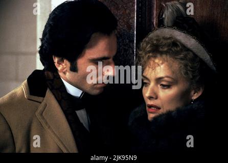 Daniel Day-Lewis & Michelle Pfeiffer Film The Age of Innocence (1993) Charaktere: Newland Archer & Ellen Olenska Regie: Martin Scorsese 31. August 1993 **WARNUNG** dieses Foto ist nur für redaktionelle Zwecke bestimmt und unterliegt dem Copyright von COLUMBIA und/oder dem Fotografen, der von der Film or Production Company zugewiesen wurde. Eine obligatorische Gutschrift für COLUMBIA ist erforderlich. Der Fotograf sollte ebenfalls angerechnet werden, wenn er bekannt ist. Ohne schriftliche Genehmigung der Film Company kann keine kommerzielle Nutzung gewährt werden. Stockfoto